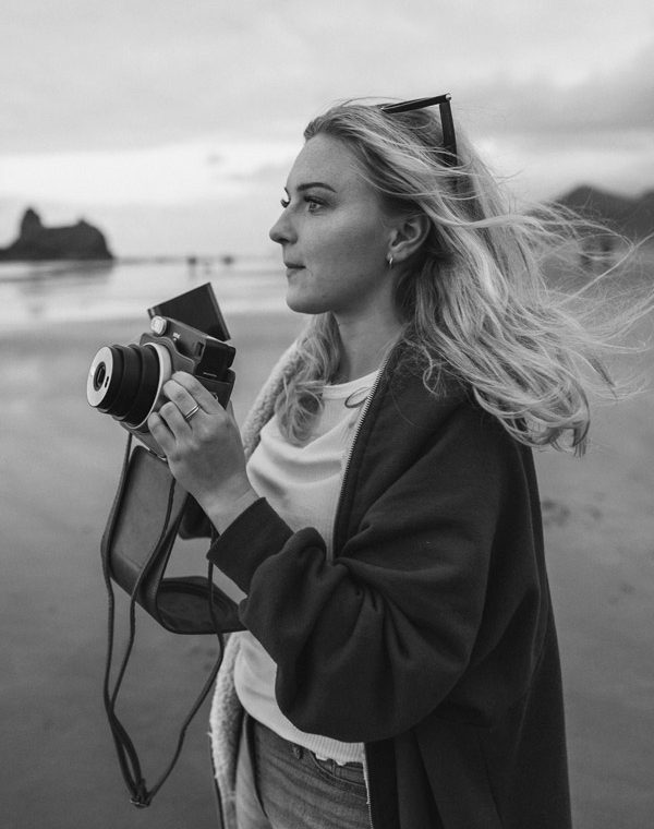 girl-with-camera-600x760-2 girl-with-camera-600x760-2